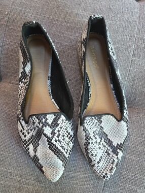 BAMBOO Women's Black & White Snake-Print Pointed Flats